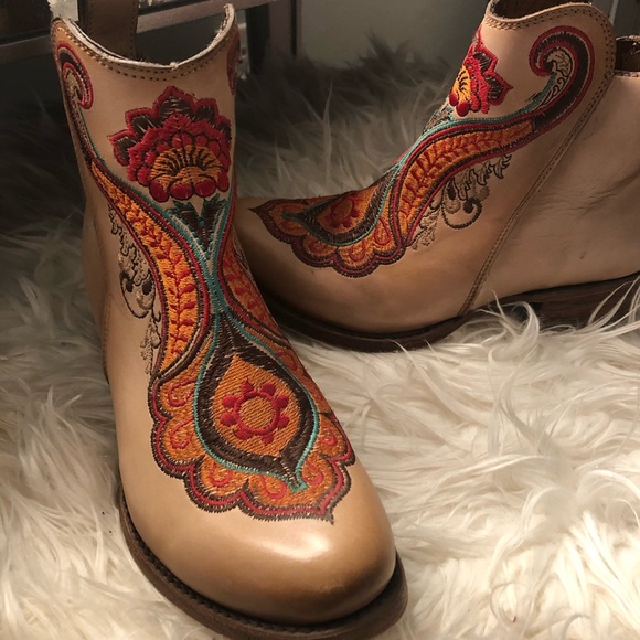BRAND NEW corral booties embroidered - Picture 6 of 8